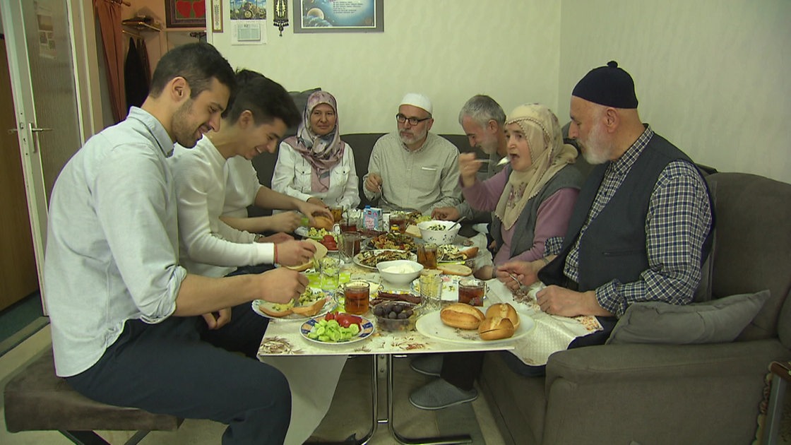 Wie Junge Muslime Gemeinsam Das Fastenbrechen Im Ramadan Begehen ...