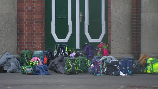 Schulranzen liegen auf dem Pausenhof der Grundschule an der Stader Straße in Bremen.