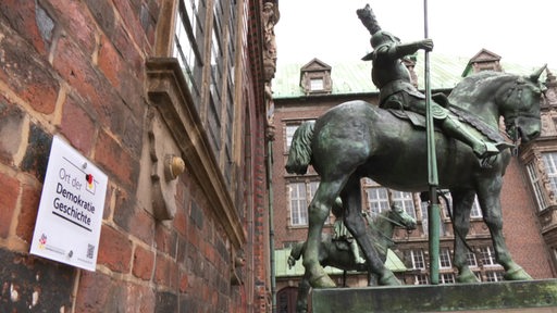 Neben dem Bremer Rathaus steht die große Bronzestatue eines Reiters