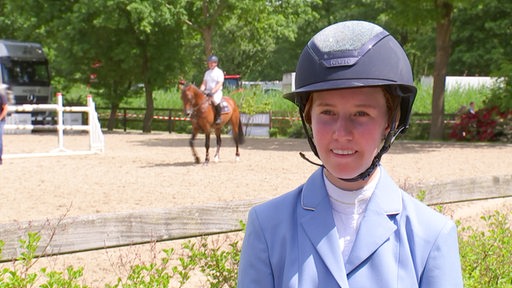 Brianne Beerbaum gibt beim Turnier in Oberneuland ein Interview.