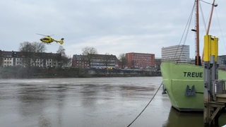 ADAC-Hubschrauber schwebt über der Weser in Bremen