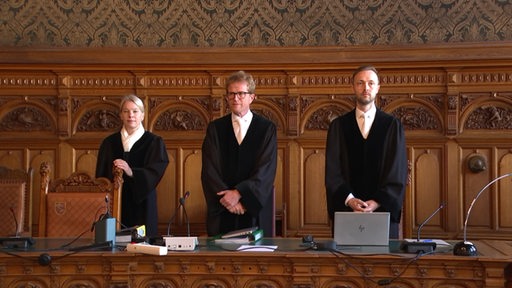 Drei Richter vor einer Verhandlung im Landgericht Bremen.