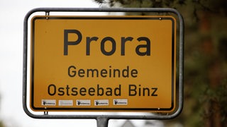 Auf einem Straßenschild steht der Ortsname Prora.