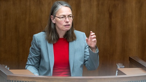 Sascha Karolin Aulepp (SPD), Senatorin für Kinder und Bildung in Bremen, spricht bei der Bürgerschaftssitzung im Plenarsaal.