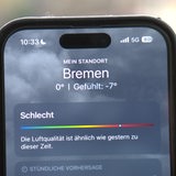 Eine Wetter-App zeigt schlechte Luftqualität für Bremen an.