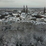 Bremen mit Rathaus und Altstadt im Schnee von oben.