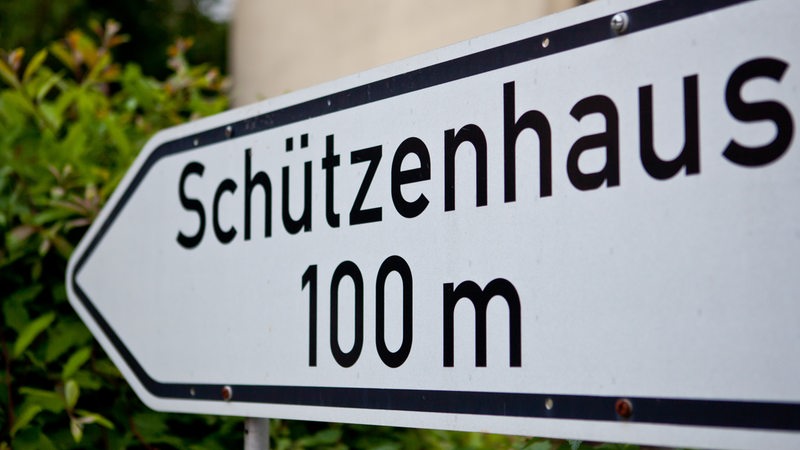 Schild mit der Aufschrift "Schützenhaus 100 m" (Symbolbild)