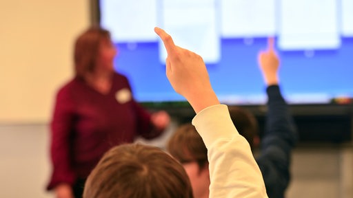 Kinder melden sich im Schulunterricht