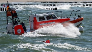 Ein Schiff der Seenotrettung im Einsatz vor der deutschen Küste.