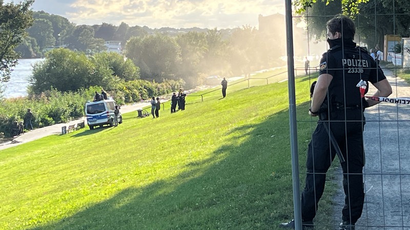 Ein Polizist steht am Bremer Osterdeich.