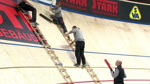 Mitarbeiter beim Vorbereiten der Radbahn für die Sixdays