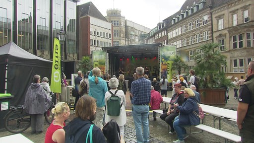 Eine große Bremen Eins Musik-Bühne in der Bremer Innenstadt.