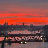 Sonnenaufgang in Bremen über der Weser, Im Hintergrund die Domtürme, die Schlachte und der Becks-Tower.