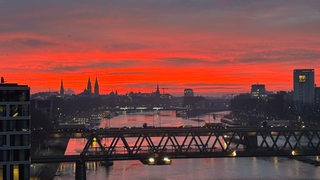 Sonnenaufgang in Bremen über der Weser, Im Hintergrund die Domtürme, die Schlachte und der Becks-Tower.