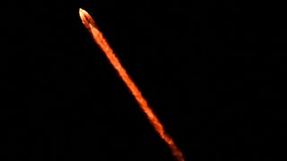 Am Nachthimmel ist eine Rakete von Space X zu sehen, die einen OHB-Satelliten ins All bringt.