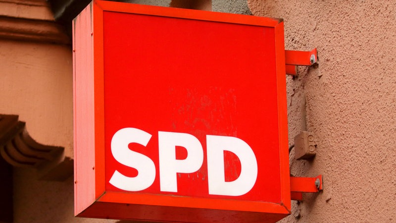 Auf einem roten Schild steht in weißen Versalien "SPD".