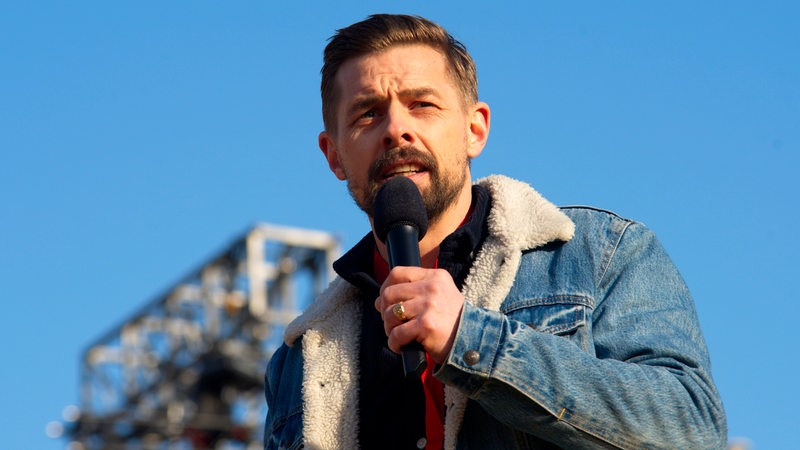 Klaas Heufer-Umlauf bei der Kundgebung und dem Friedenskonzert 'Sound Of Peace' gegen den Krieg in der Ukraine am Brandenburger Tor