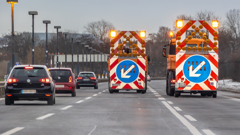 Zwei Lastwagen der Autobahnmeisterreich sperren eine Fahrbahn ab.