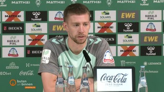 Der Spieler Mitchell Weiser vom Verein Werder Bremen wird interviewt.