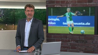 Sportblitz-Moderator Jan-Dirk Bruns im Studio.