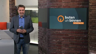 Moderator Jan Dirk Bruns im Sportblitz Studio von buten un binnen.