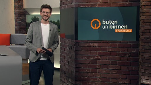 Der Sportblitz-Moderator Niko Schleicher im Studio von buten un binnen