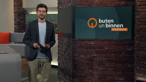 Der Sportblitz Moderator Niko Schleicher im Studio von buten un binnen