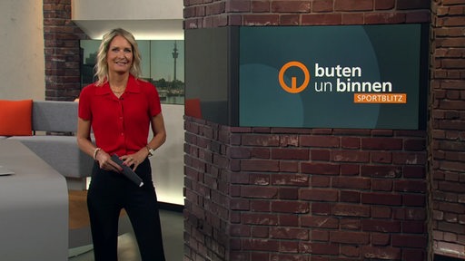 Die Moderatorin Janna Betten im Studio von buten un binnen.