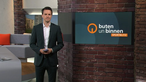 Der Sportblitzmoderator Yannick Lowin im Studio von buten un binnen