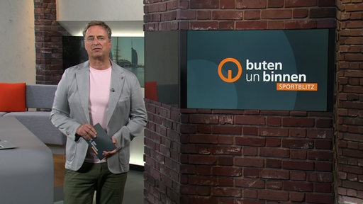 Moderator Stephan Schiffner im Sportblitz Studio von buten un binnen