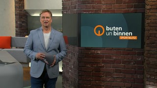 Sportblitzmoderator Stephan Schiffner im Studio von buten un binnen.