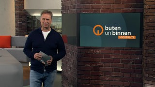 Moderator Stephan Schiffner im Studio von buten un binnen