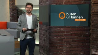 Moderator Niko Schleicher im Sportblitz Studio von buten un binnen.