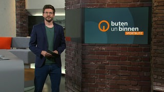 Moderator Niko Schleicher im Sportblitzstudio von buten un binnen.