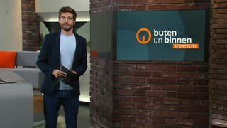 Moderator Niko Schleicher im Sportblitz Studio von buten un binnen