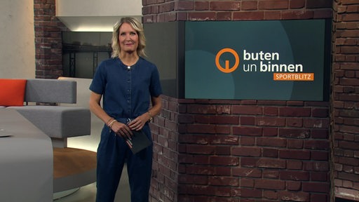 Moderatorin Janna Betten im Sportblitz Studio von buten un binnen