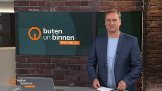 Sportblitz-Moderator Stephan Schiffner im Studio