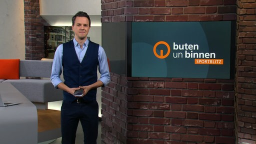 Moderator Yannick Lowin im Sportblitz Studio von buten un binnen