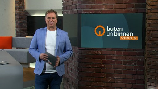 Sportblitz Moderator Stephan Schiffner im Studio von buten un binnen.