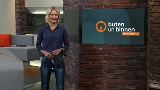 Die Sportblitzmoderatorin Janna Betten im Studio von buten un binnen