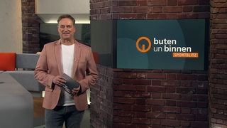 Moderator Stephan Schiffner im Studio von buten un binnen.