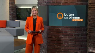 Moderatorin Janna Betten im Sportblitz Studio von buten un binnen