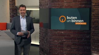 Der Sportblitz Moderator Jan-Dirk Bruns im Studio von buten un binnen