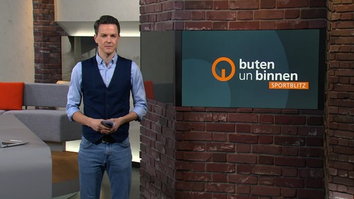 Moderator Yannick Lowin im Studio von buten un binnen