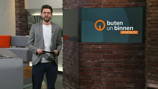 Sportblitz-Moderator Niko Schleicher im Studio von buten un binnen