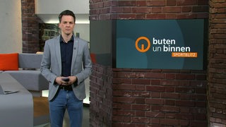 Sportblitz Moderator Yannick Lowin im Studio von buten un binnen.