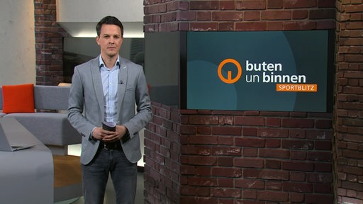 Moderator Yannick Lowin im Studio von buten binnen