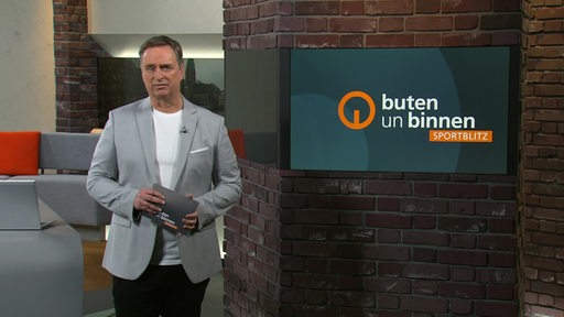 Moderator Stephan Schiffner im Sportblitz Studio von buten un binnen