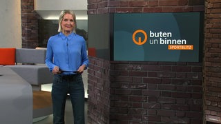 Moderatorin Janna Betten im Studio von buten un binnen