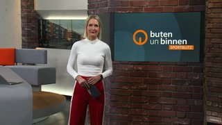 Sportblitzmoderatorin Janna Betten im Studio von buten un binnen.